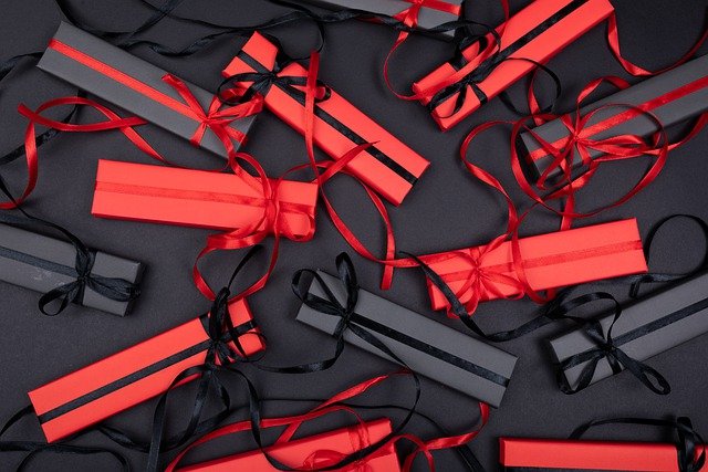 Regalos de colores rojos y negros con cintas